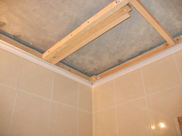 Как сделать потолок в ванной из пластиковых панелей?