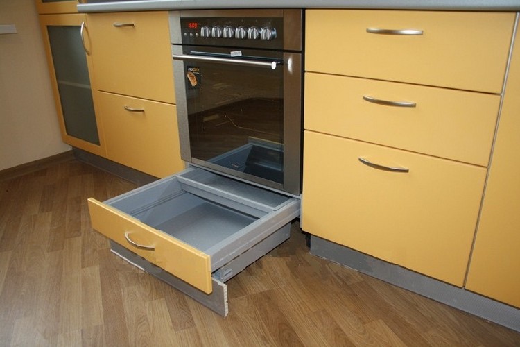Системы скрытого хранения на кухне: задействуем цоколи шкафов