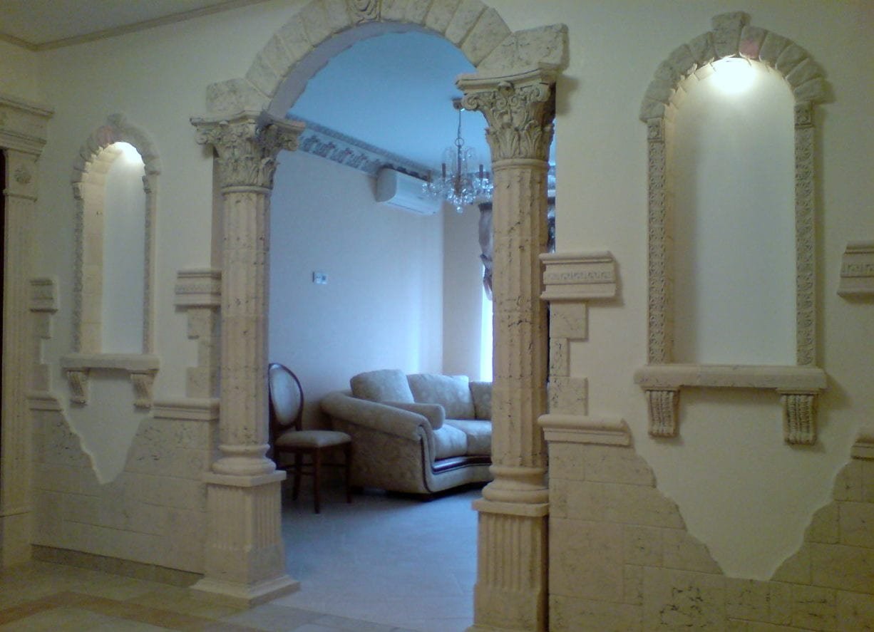 колонны у стены в интерьере