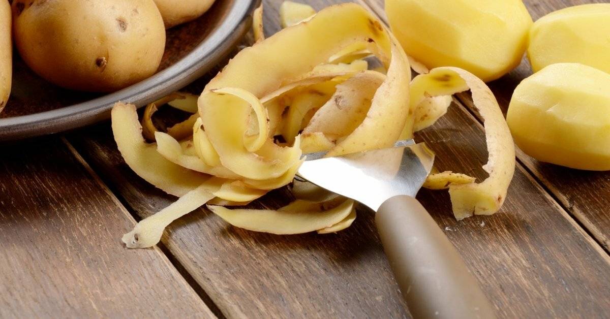 Как правильно окучивать картофель для повышения урожайности: 3 способа окучивания вручную