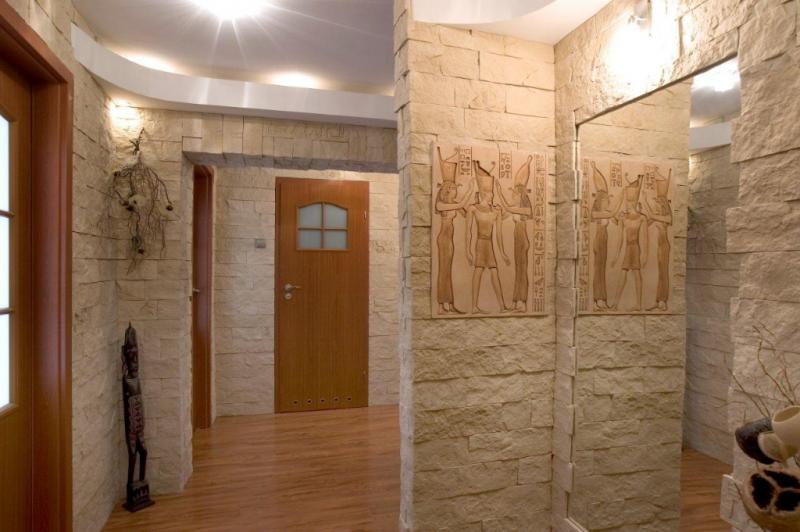 Искусственный камень в прихожей: декоративная отделка коридора (фото)