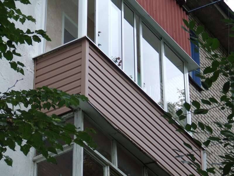 Балконы чита. Отделка балкона снаружи. Обшивка балкона снаружи. Обшить балкон снаружи. Сайдинг для наружной отделки балкона.