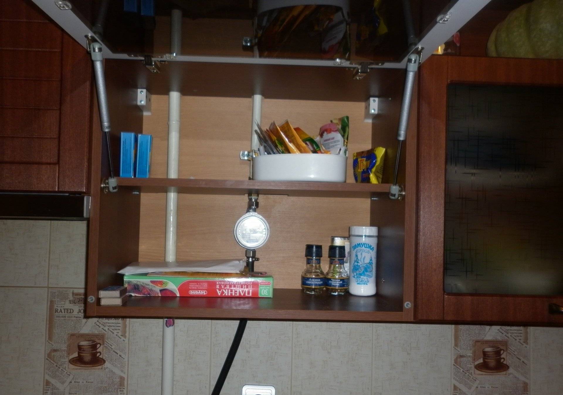 Кухонный шкаф с трубой
