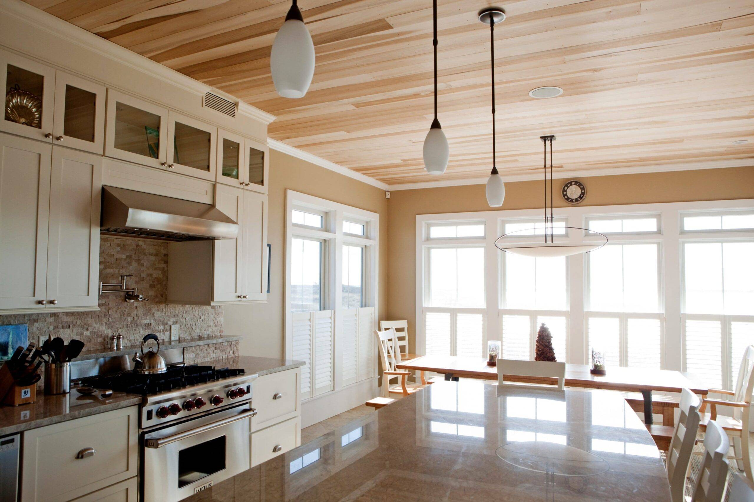 Лучшие практичные материалы для отделки кухонного потолка