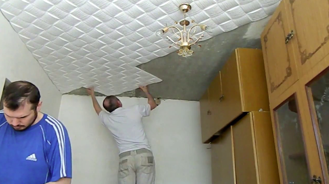 Как правильно клеить потолочную плитку на побелку