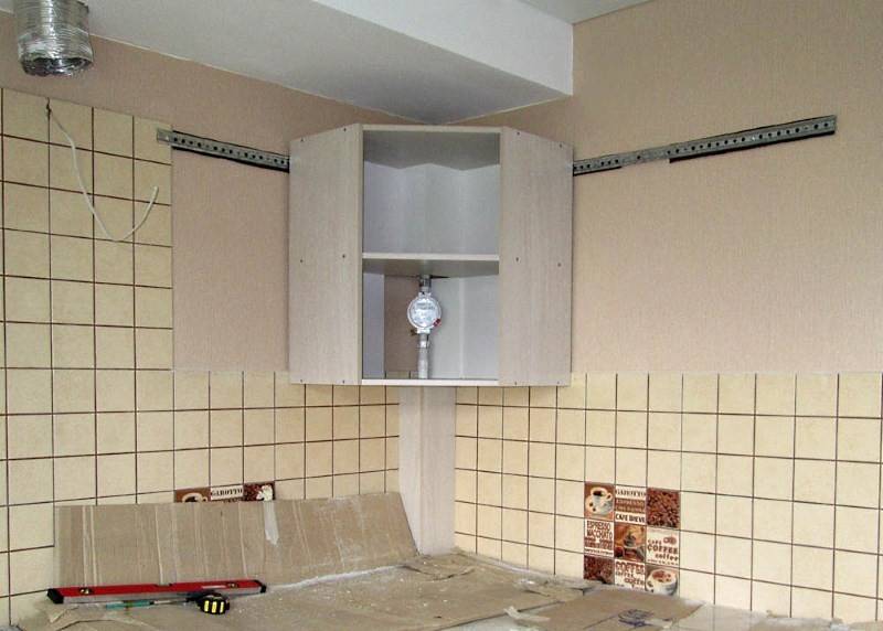 На какой высоте вешать кухонные шкафы на стену?