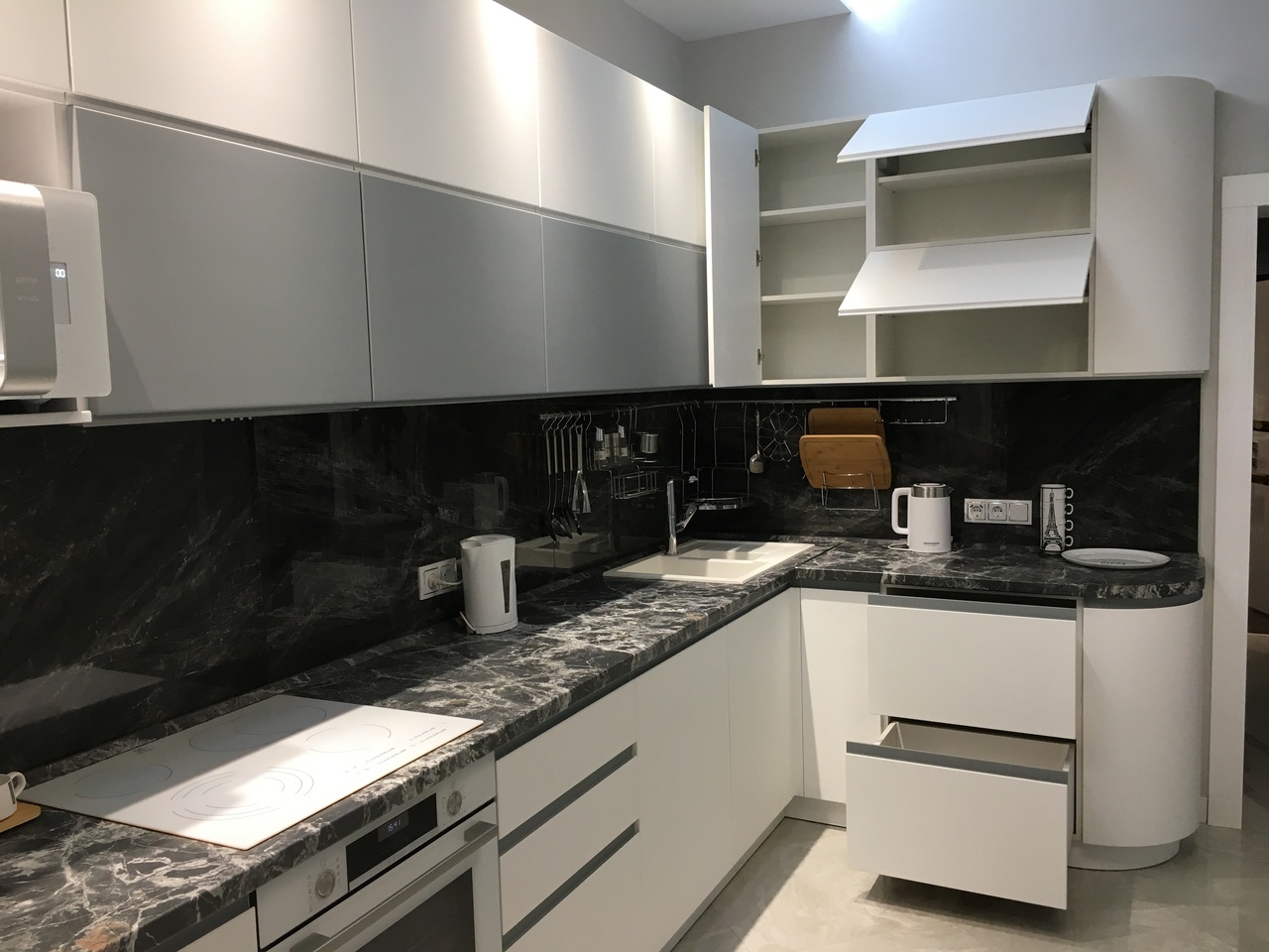 Белая кухня с черной или темной столешницей: фото дизайна