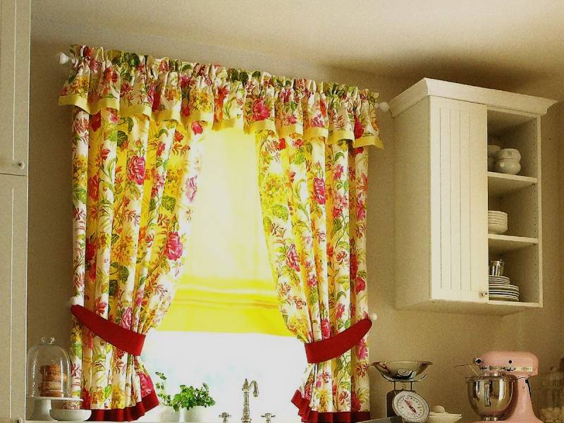 Короткие шторы на кухню - важная деталь модного дизайна (93 фото)