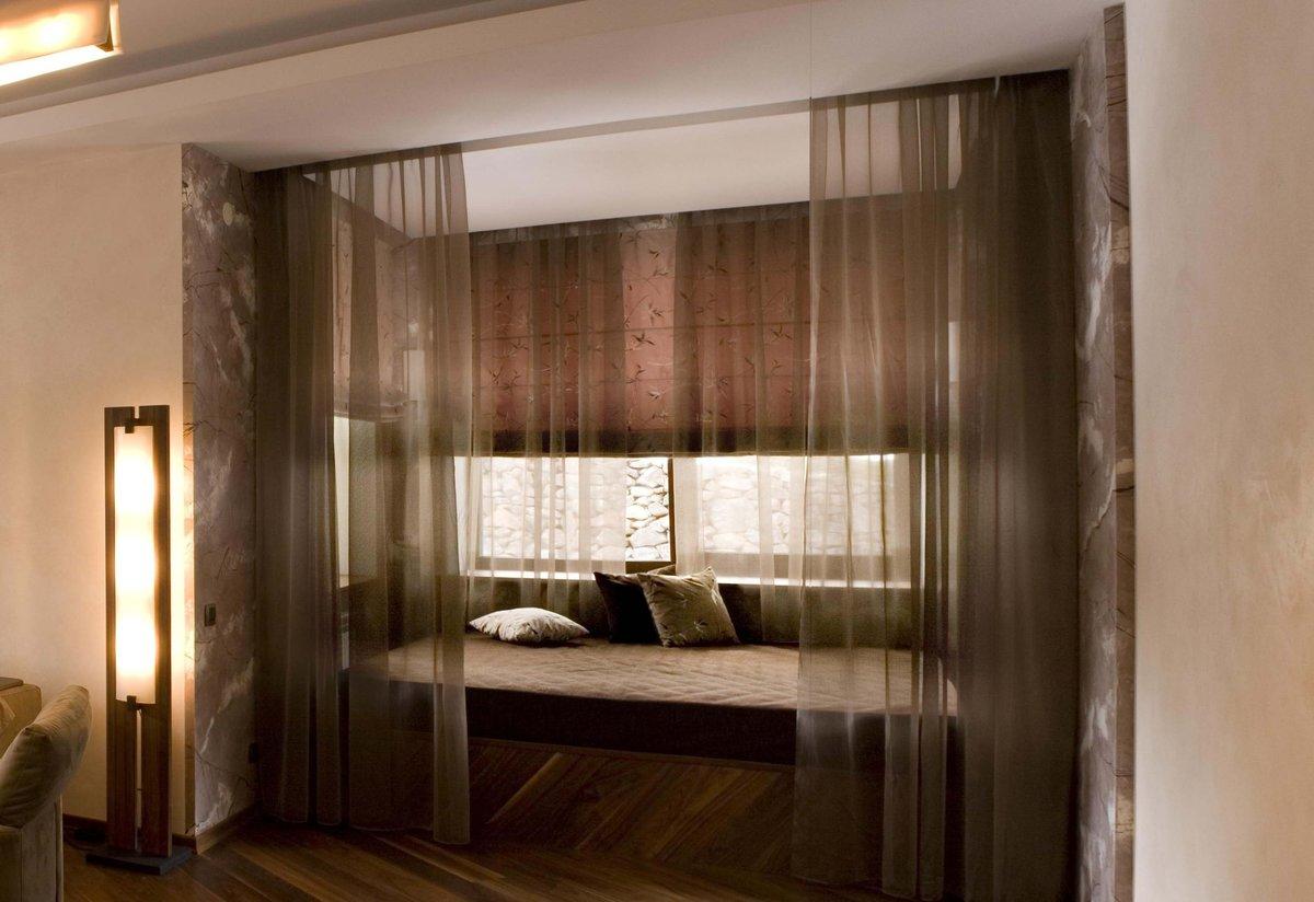 римские шторы в интерьере спальни с тюлью
