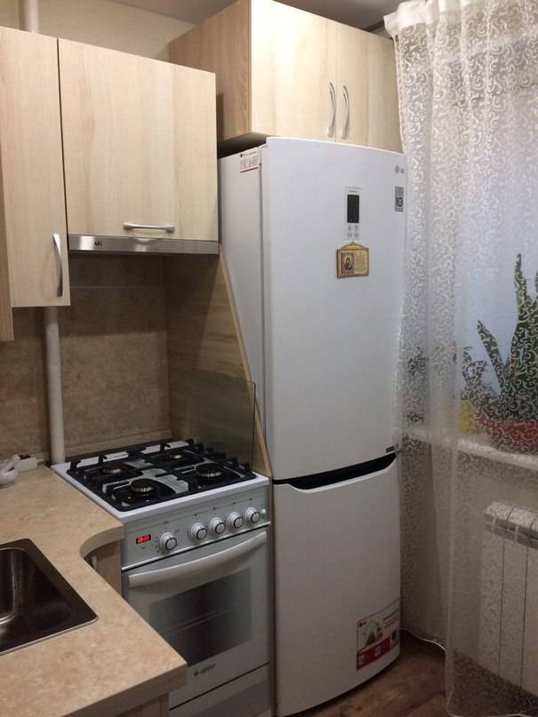 Кухня в ряд с холодильником и плитой фото