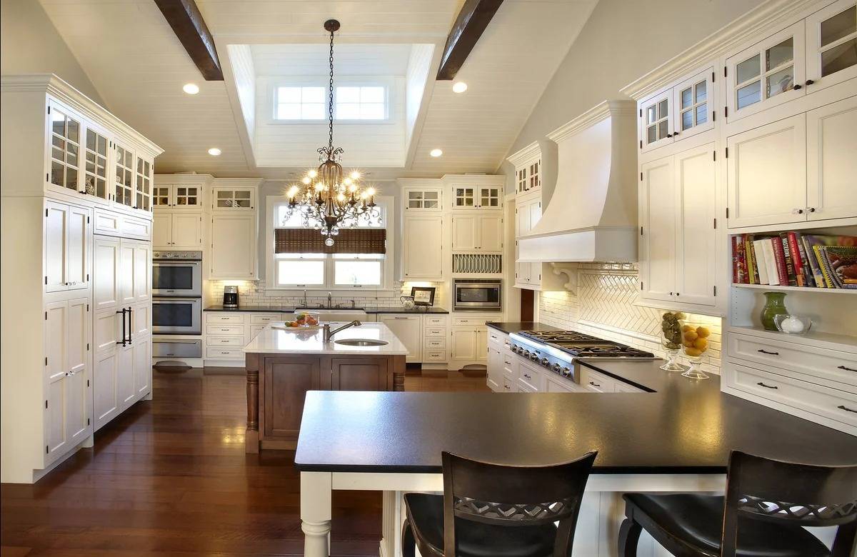 Дизайн кухни с низким потолком: 10 лучших решений + фото интерьеров