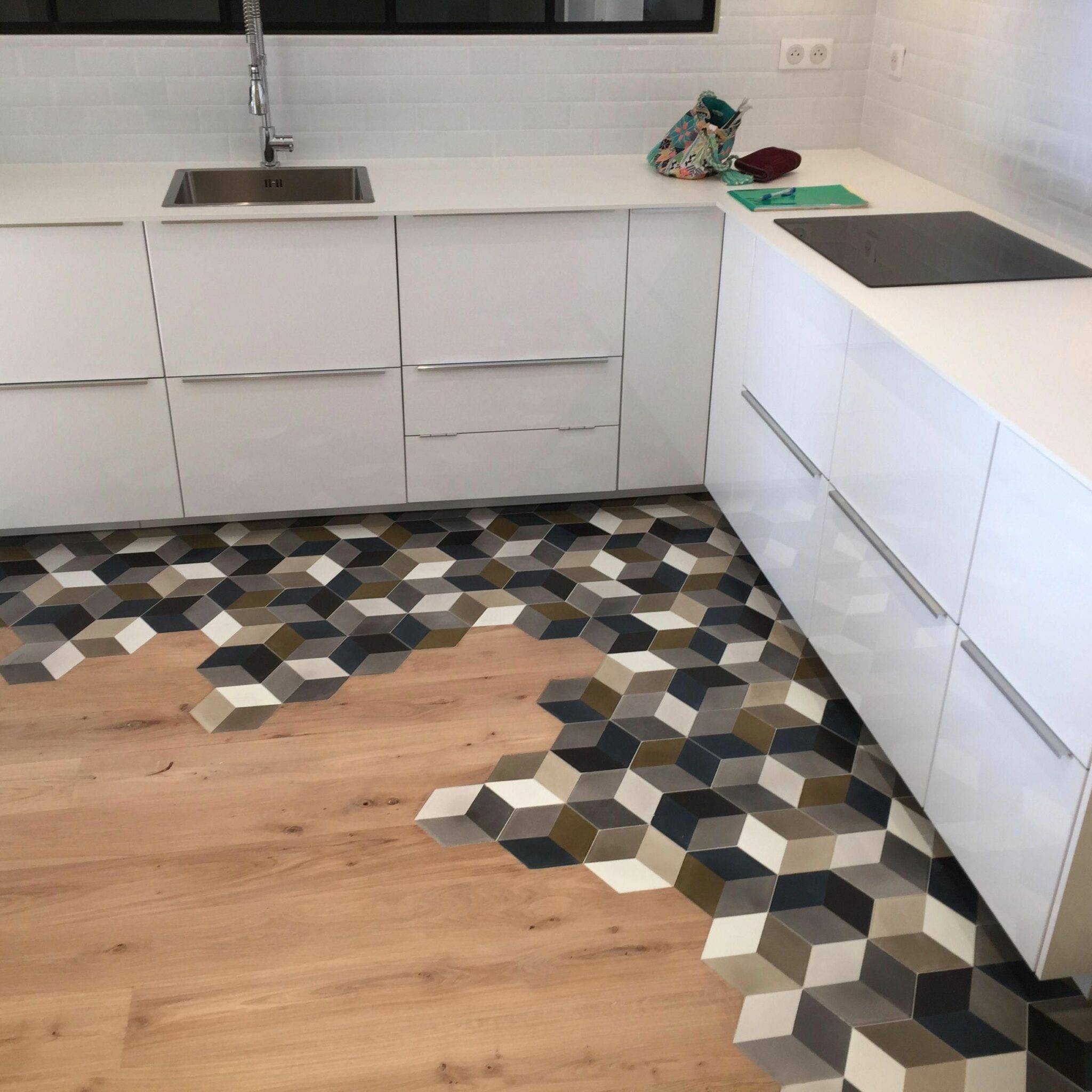 Комбинированный пол из плитки и ламината: фото на кухне, прихожей, гостиной