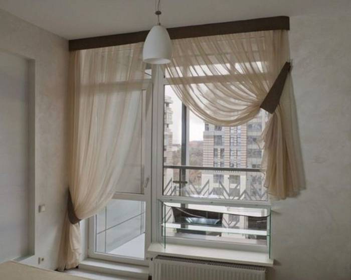 Как выбрать штору на кухню с балконной дверью: 35 фото