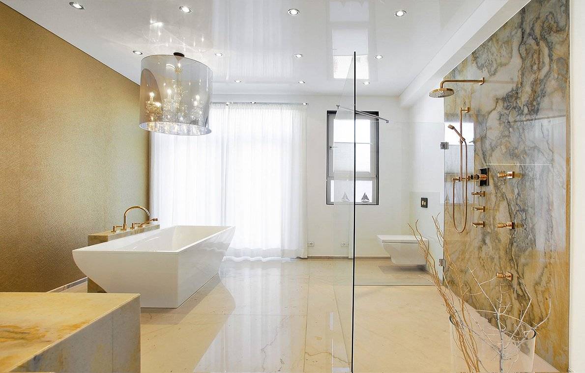 Какой потолок лучше сделать в ванной комнате?