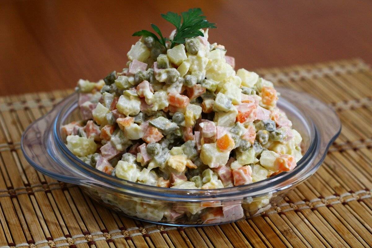 Классический салат оливье – вкусные рецепты приготовления с колбасой, огурцами, курицей, мясом, дореволюционный и советский