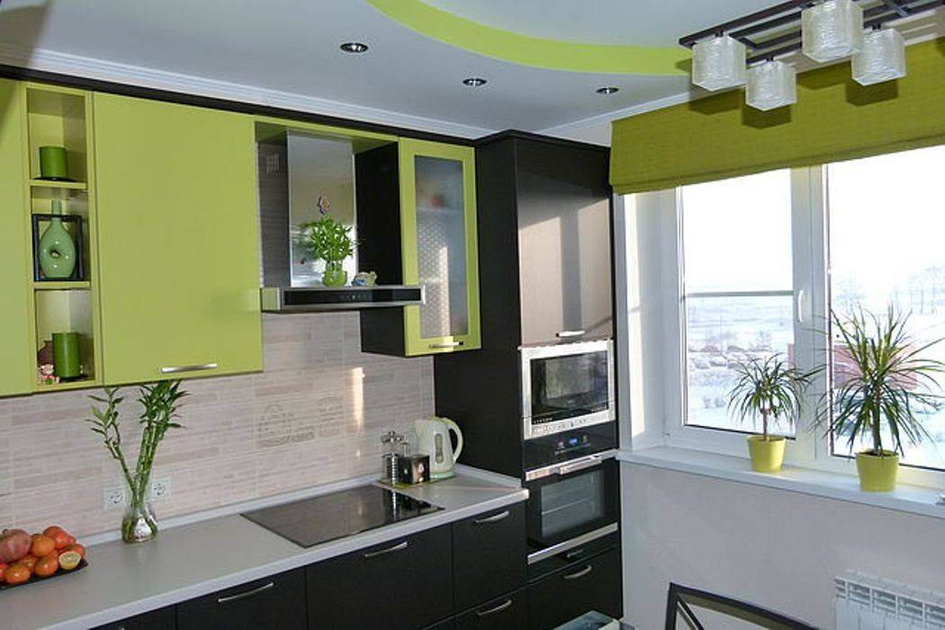Ремонт кухни 3 двери. Кухня серо зеленого цвета. Зеленая кухня угловая с окном. Зеленый гарнитур на кухне. Современная кухня в зеленом цвете.