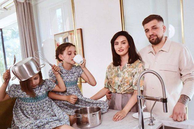 «Наконец-то муж стал завтракать дома»: тур по 150-метровой квартире Басты и его семьи