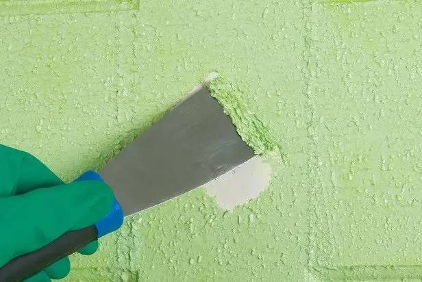 Можно ли клеить обои на водоэмульсионную краску – как поклеить, какие выбрать, как подготовить стену, на какую краску клеить