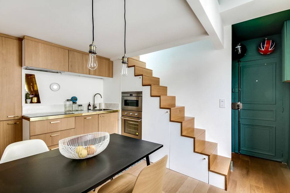 Кухня под лестницей на второй этаж дачи: дизайн и его особенности