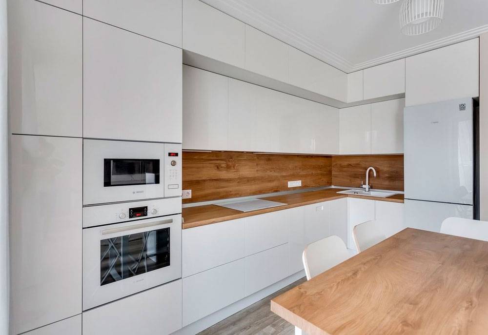Интерьер белой кухни с деревянной столешницей: 60 вдохновляющих фото и идей