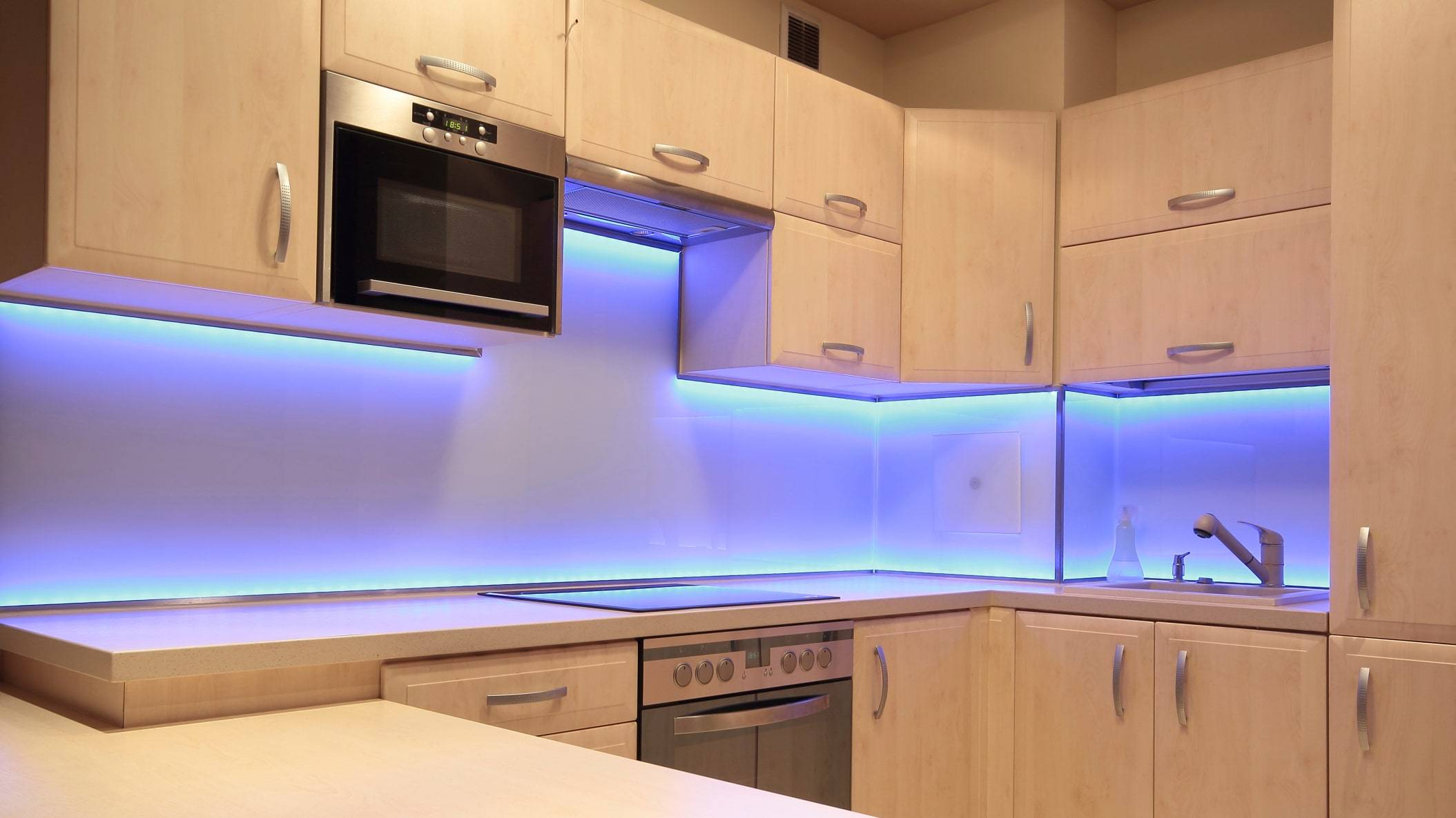 Как сделать подсветку на кухне под шкафчиками без проводов: варианты подсветки