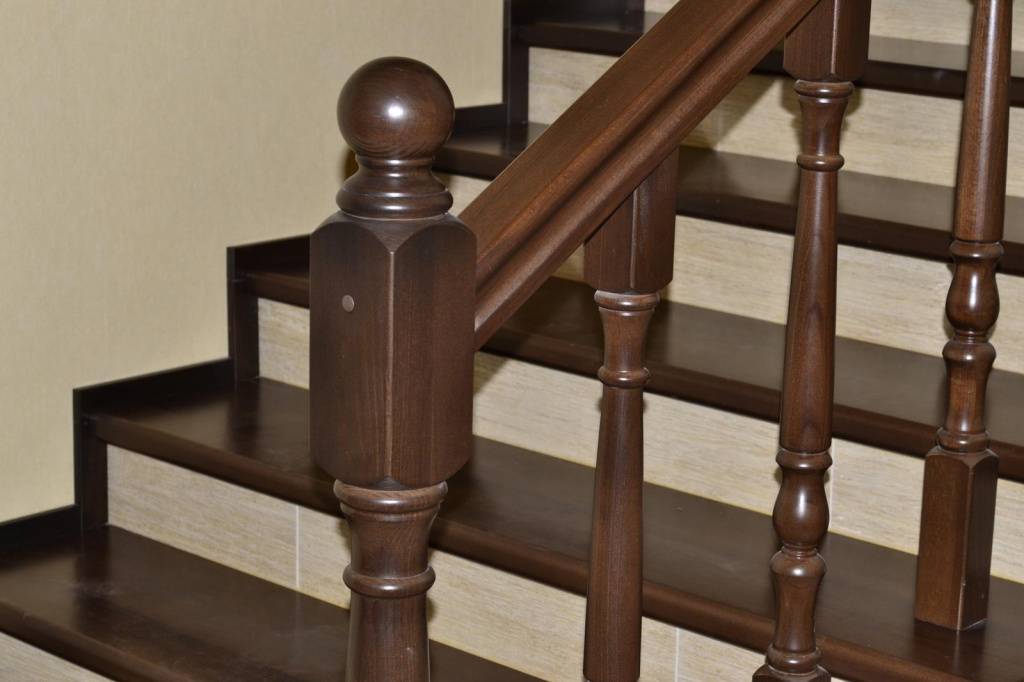 Чем покрасить деревянную лестницу в доме на второй этаж? ·