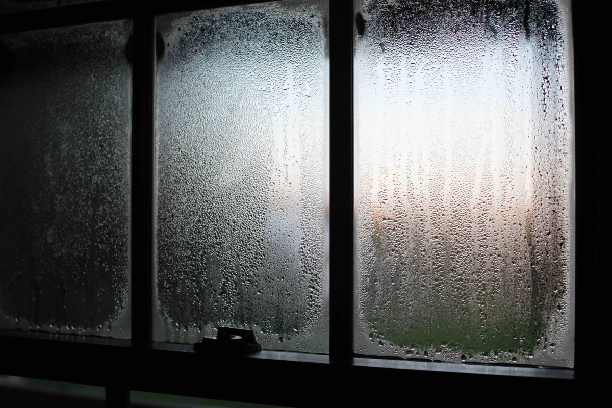Почему на стекле окна образуется лед. Запотевают пластиковые окна. Запотевшие пластиковые окна. Влага на окнах. Запотевшие стекла окна пластиковые.