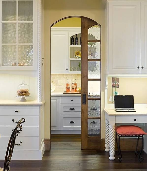 Двери на кухню: со стеклом, гармошка, из дерева, раздвижная, какую выбрать и как установить