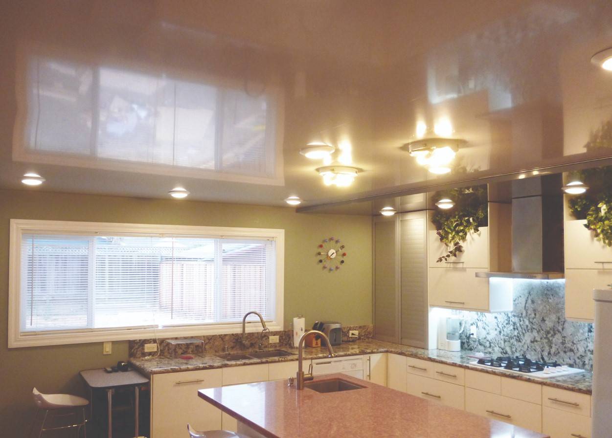 Какой натяжной потолок лучше выбрать для кухни?