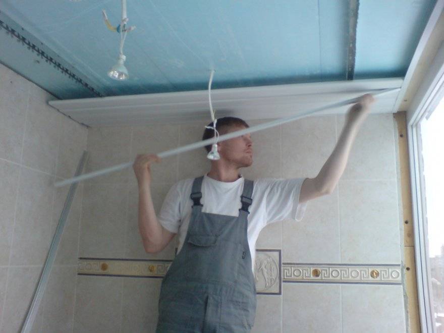 Чем крепить и как обшить потолок пластиком самому (своими руками): видео- и фото- инструкция и рекомендации от мастеров