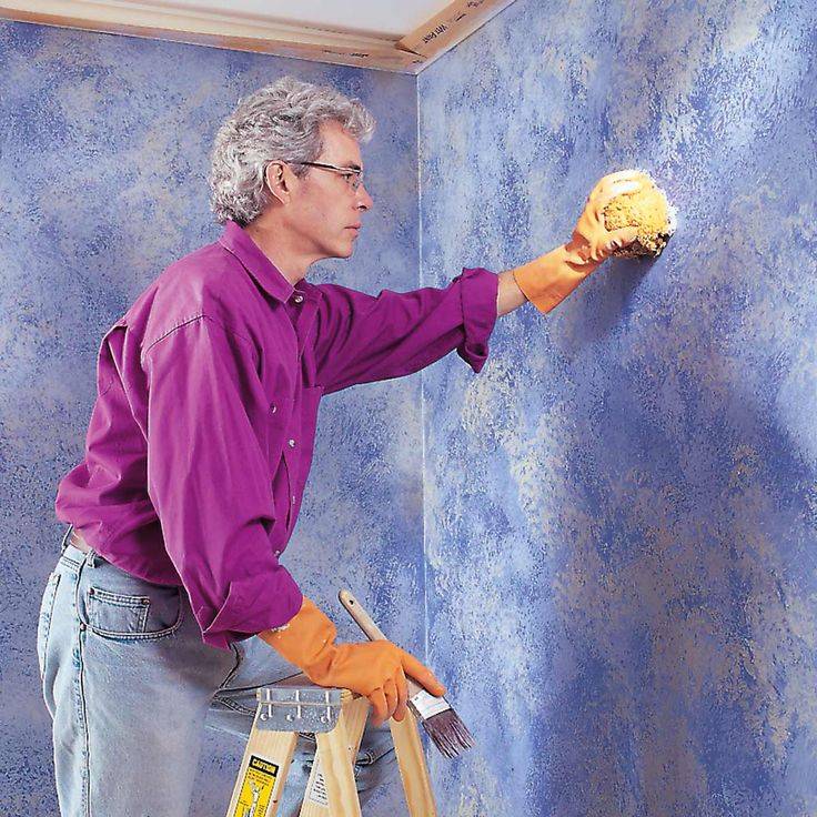 Покраска стен в квартире по штукатурке: можно ли поверх, чем лучше внутри дома