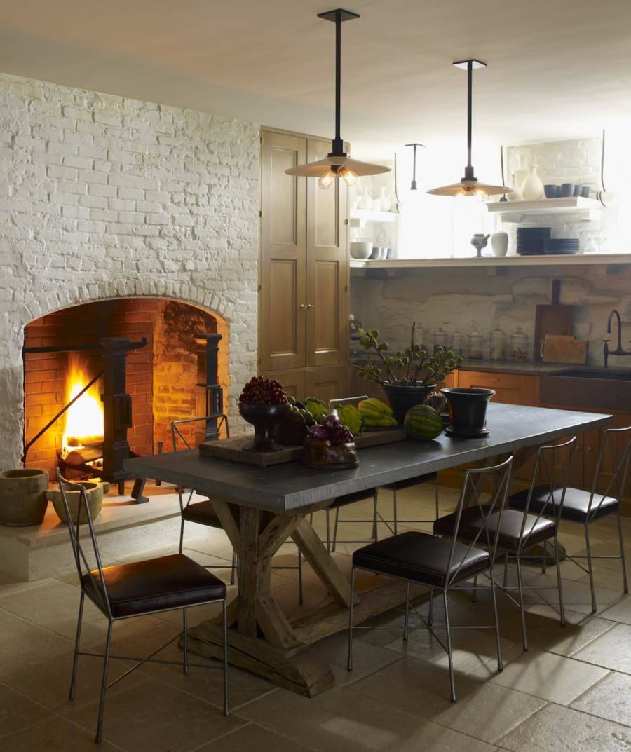 Кухня-гостиная с камином: варианты дизайна в частном доме и квартире с фото