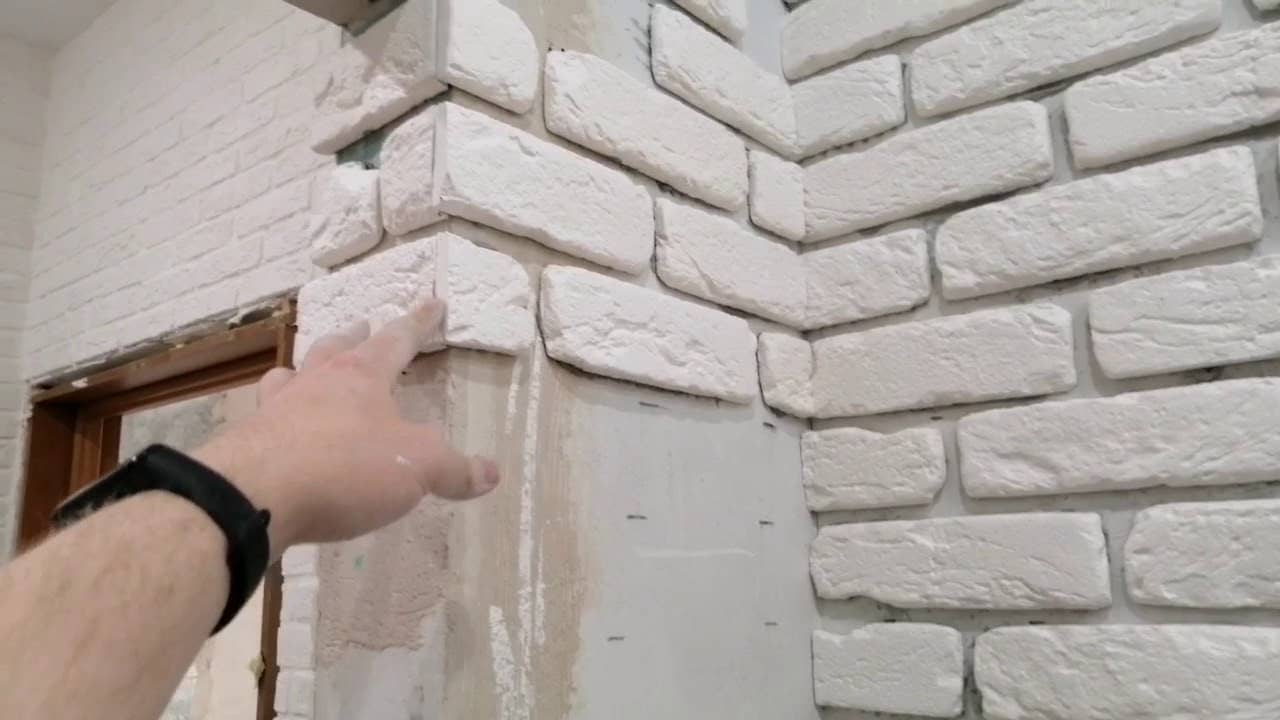Декоративные кирпичики на стену в коридоре: плюсы и минусы
