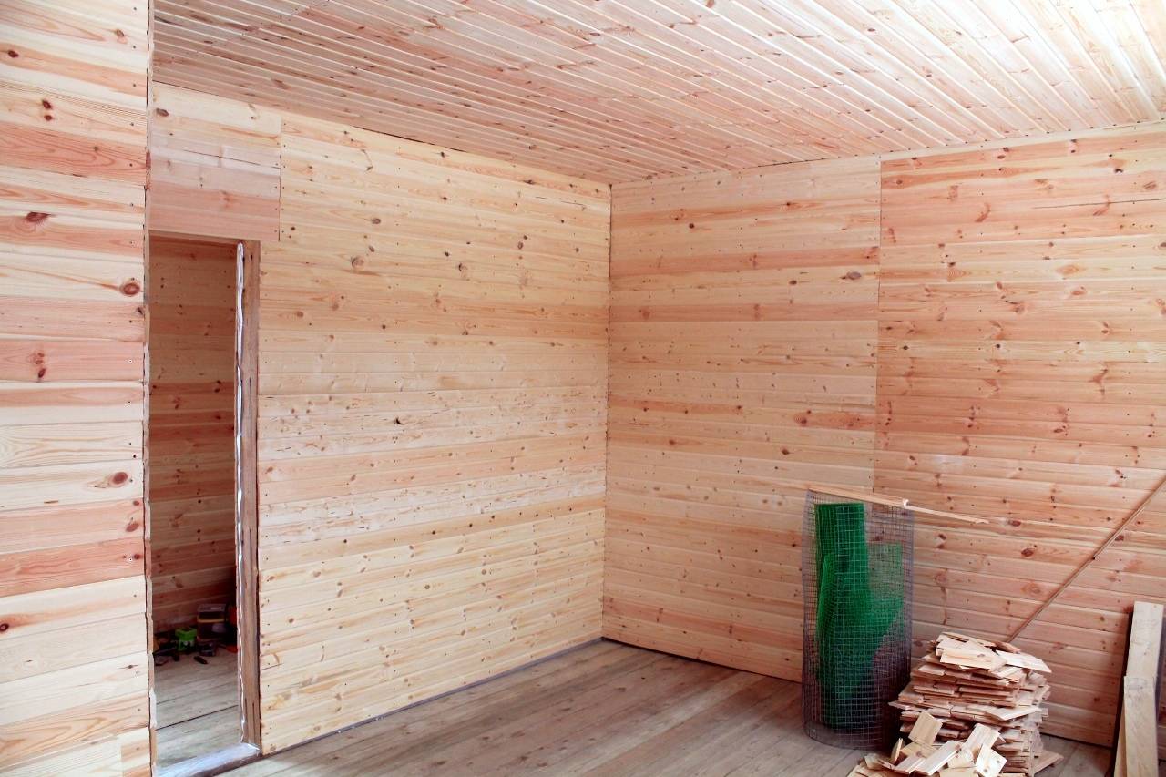 Отделка вагонкой стен и потолка внутри дома: монтаж деревянных ламелей своими руками