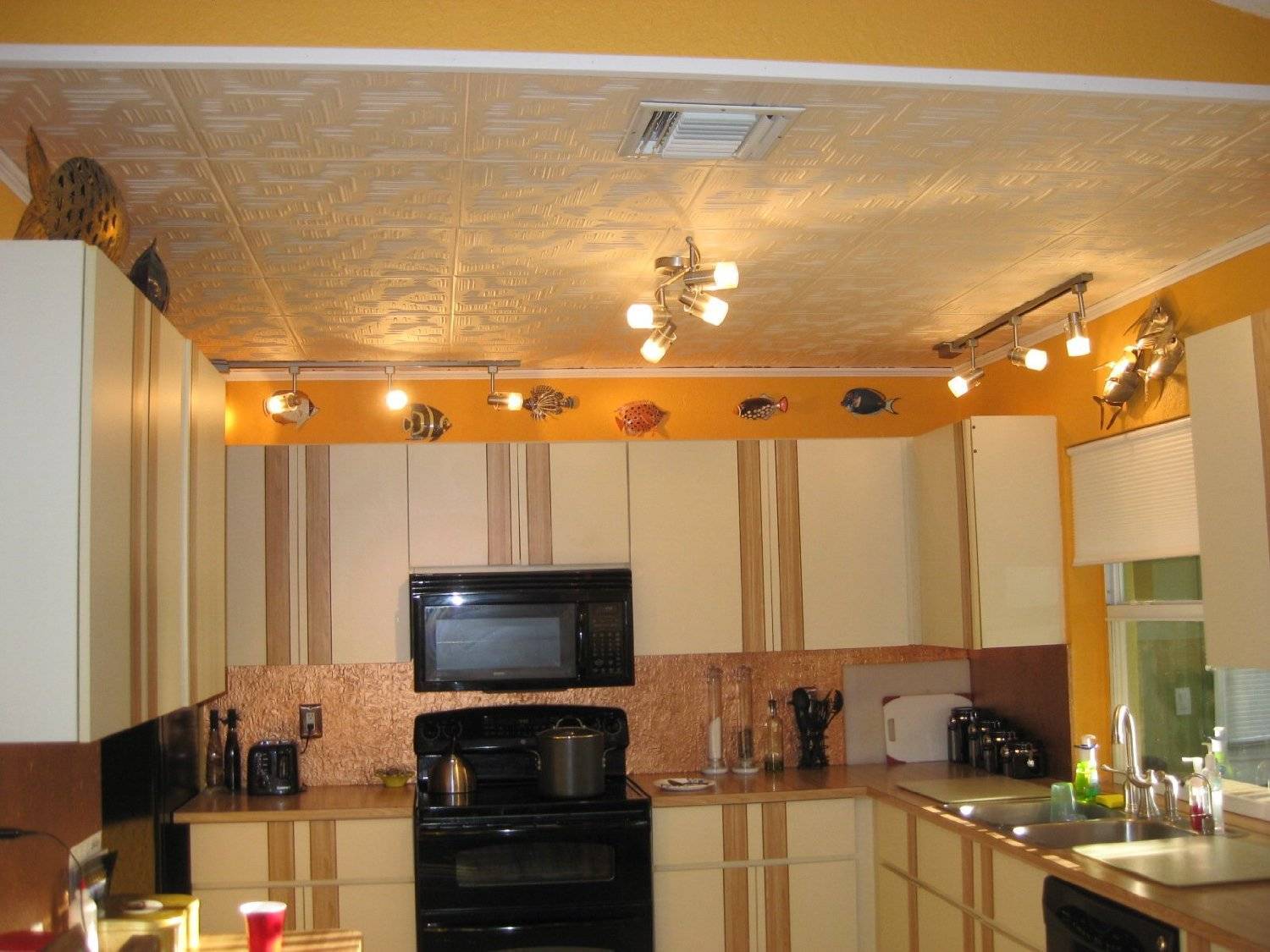 Потолок на кухне - лучшие варианты, фото, монтаж своими руками!