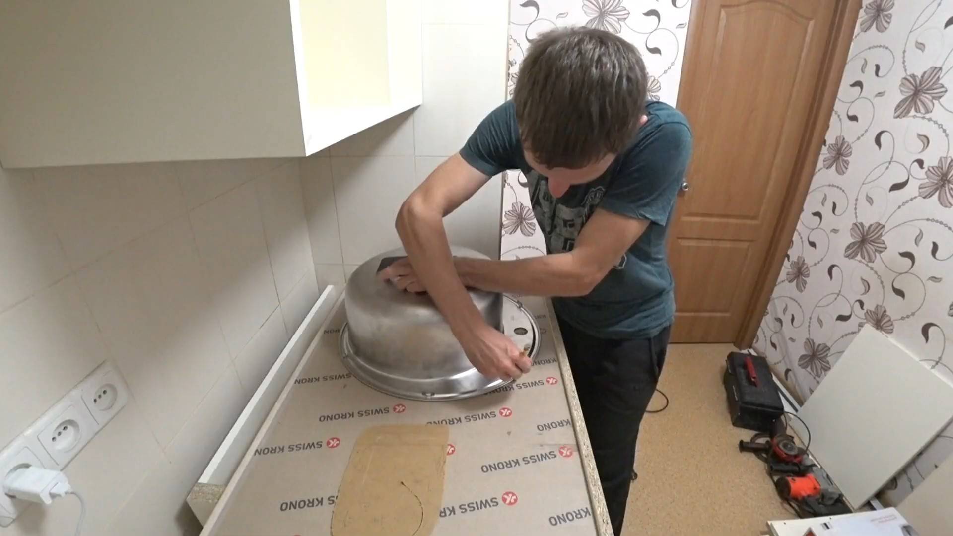 Как установить кухонную мойку своими руками?