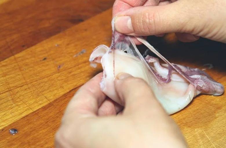 Как быстро чистить кальмаров, в том числе замороженных, и быстро избавиться от плёнки