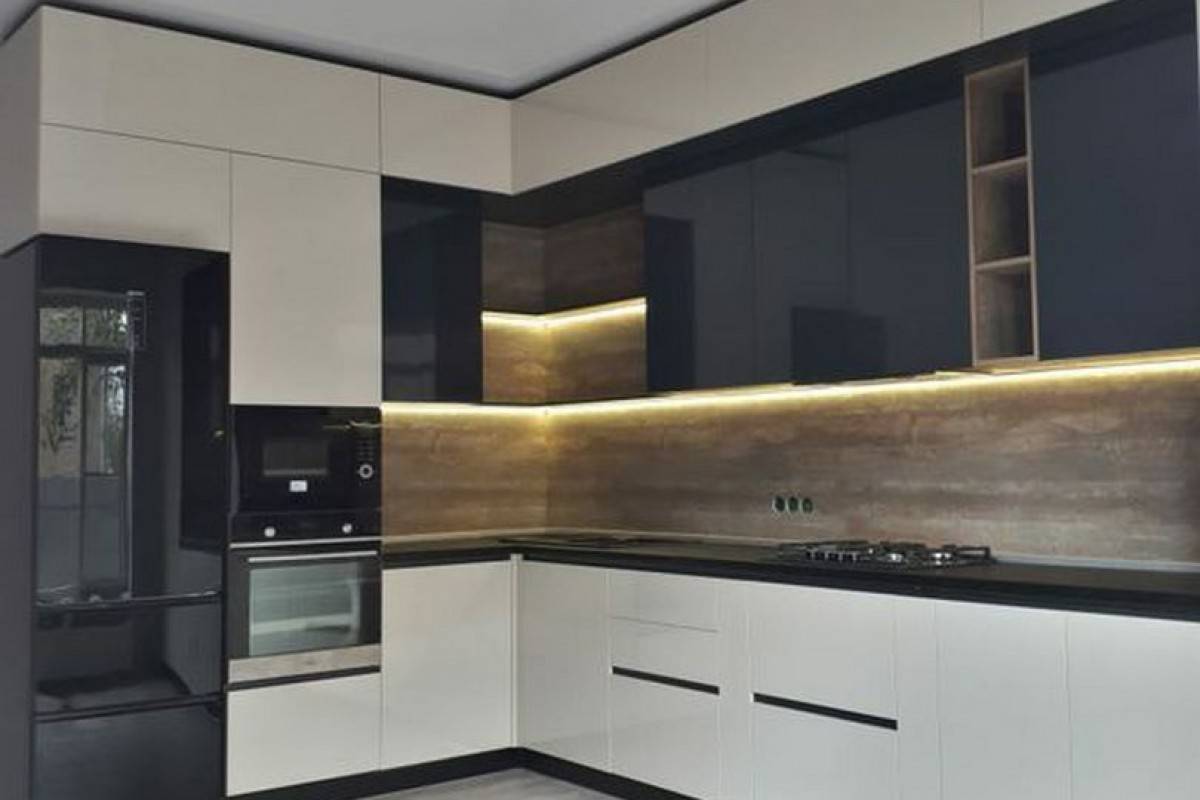 Белая глянцевая кухня 8,7 кв.м в квартире студии за 5500$