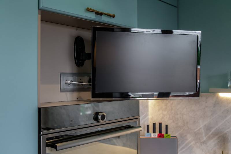 Варианты размещения телевизора на кухне (47 фото)