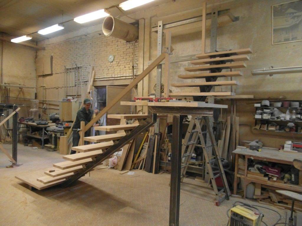 Деревянная лестница своими руками: фото, видео изготовления