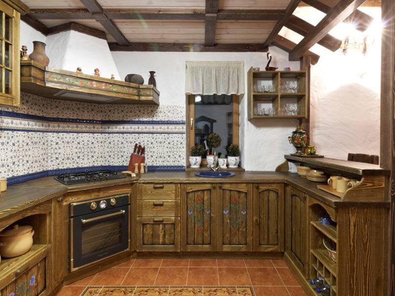 Интерьер деревянной кухни в старинном стиле своими руками