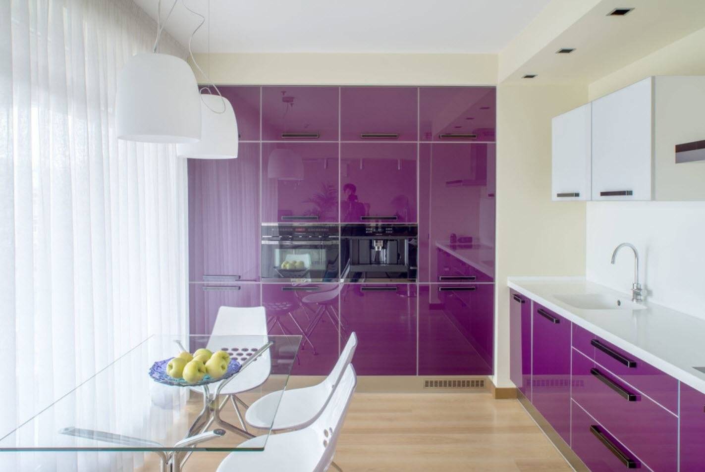 Фиолетовая кухня: сочетания цветов, выбор штор, отделки, обоев, мебели, освещения и декора