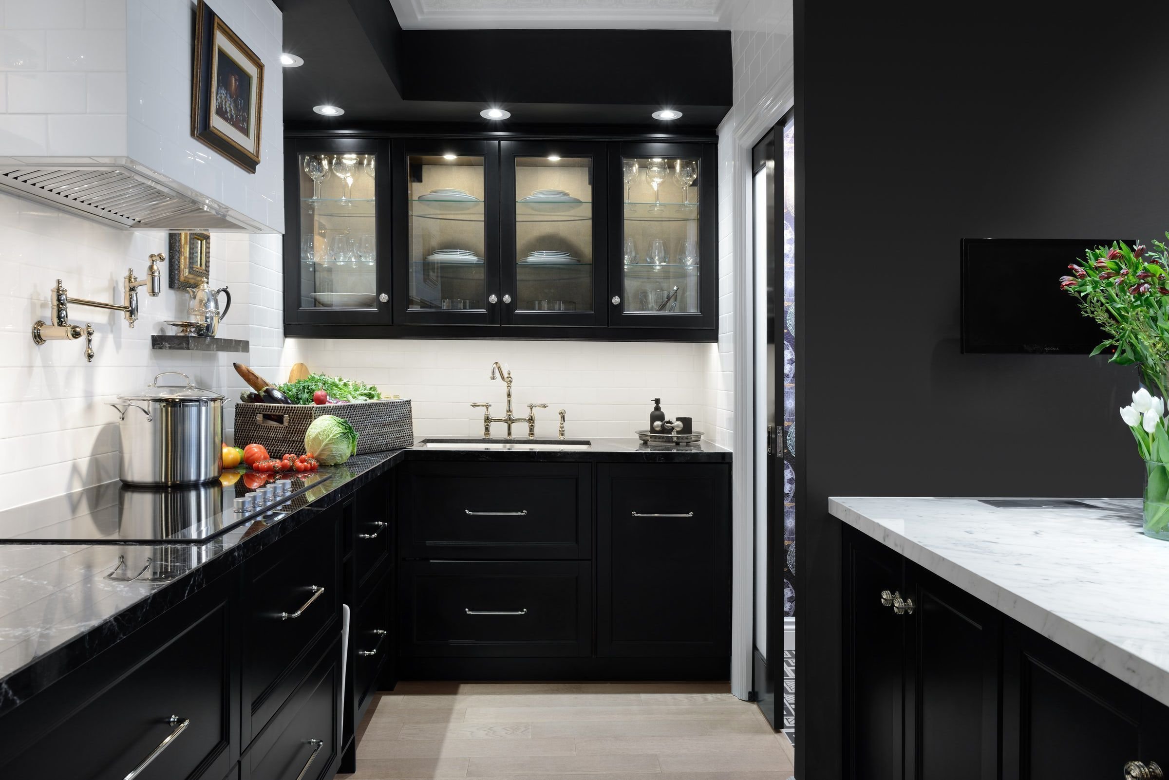 фото черных белых кухонь