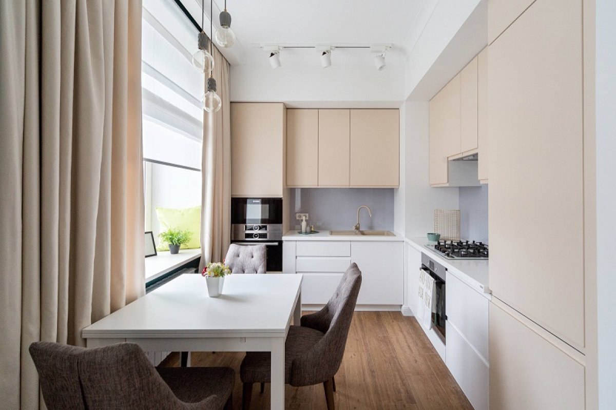 Дизайн кухни 13 квадратных метров с балконом, диваном и телевизором прямоугольная
 - 32 фото