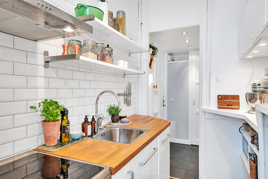 Дизайн кухни-гостиной в скандинавском стиле. солнечный интерьер для пасмурного климата