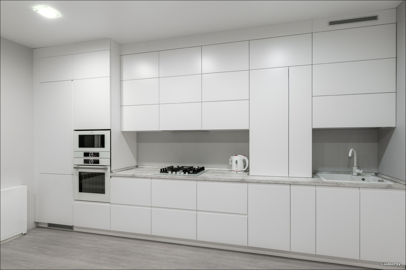 Дизайн черно-белой кухня со шкафами до потолка. Прованс