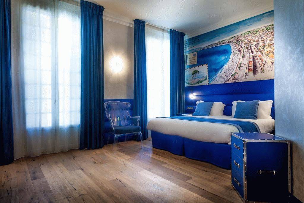 Интерьер спальни с синим диваном фото