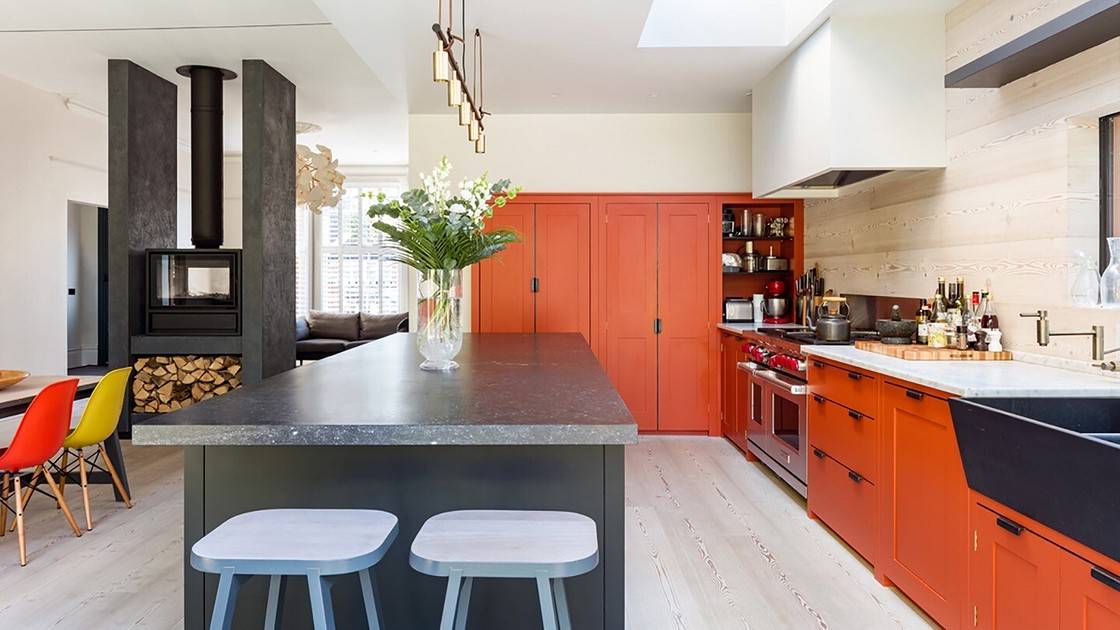 Оранжевая кухня: сочетание цвета с другими в интерьере - черным, белым, серым, - 59 фото