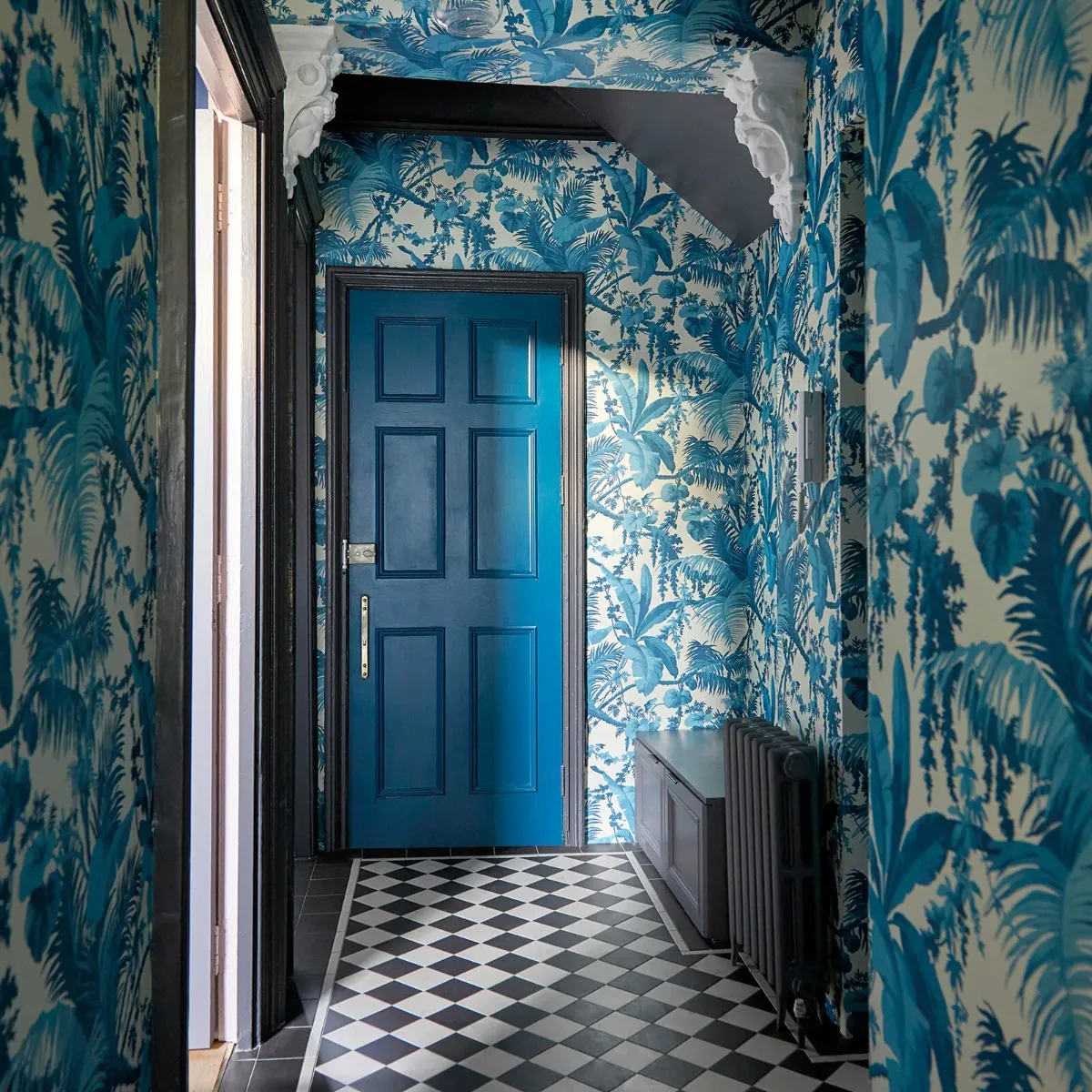 Голубые стены в коридоре фото