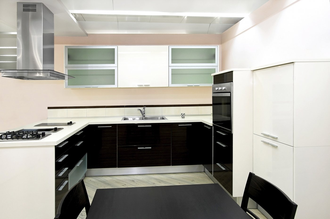 кухни угловые дизайн современные белый с сочетанием черного